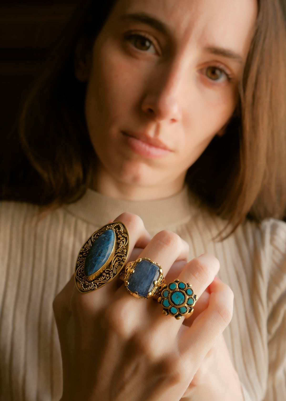 Anillo antiguo de Paquistán hecho a mano con plata , baño de oro mateado y 9 turquesas. Tamaño 11 Peso 10 g. Old ring from Pakistan with turquoise. Lula Máiz