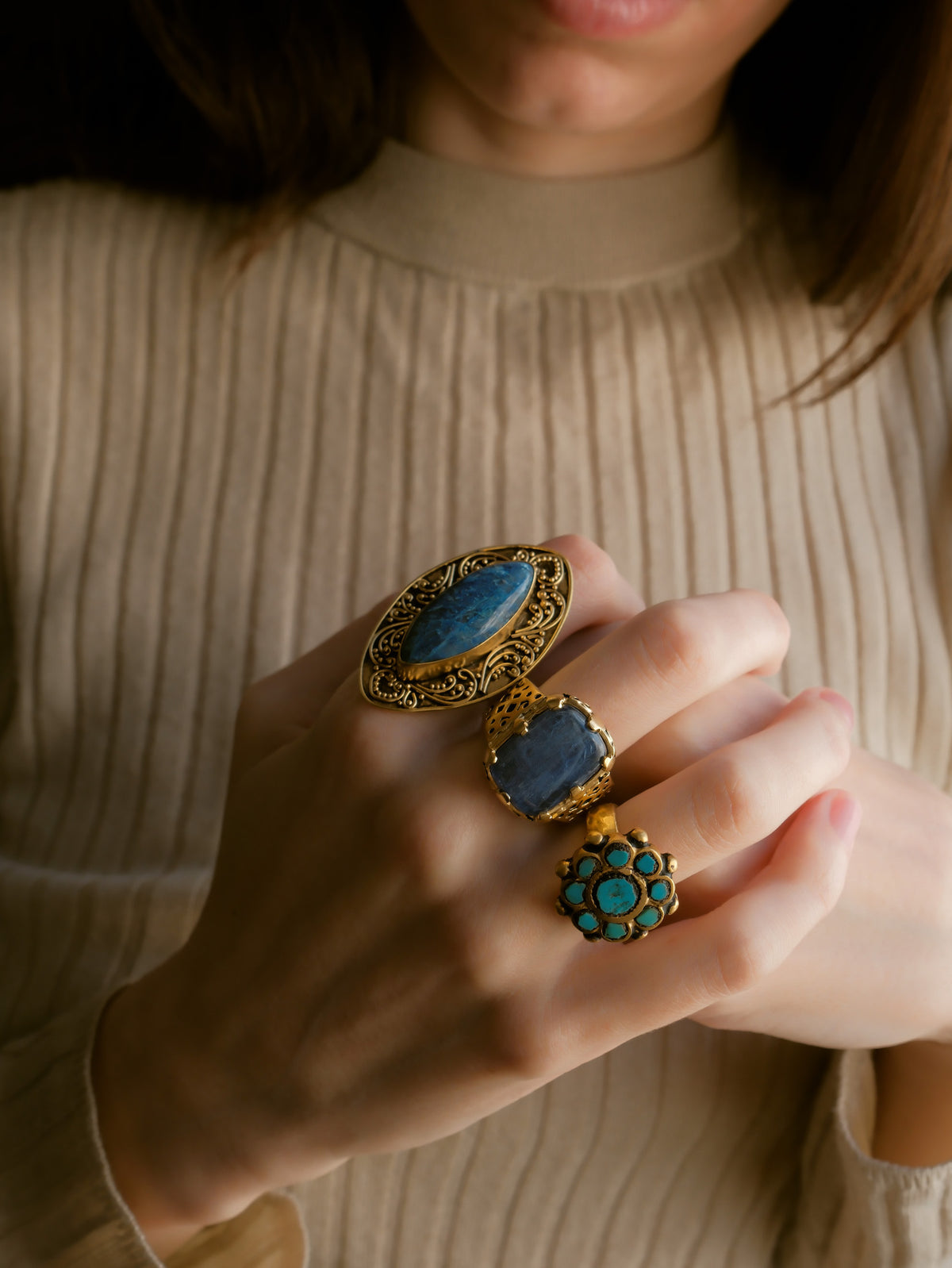 Anillo artesanal hecho a mano con plata de ley, baño de oro mateado y cabujón de cianita. Tamaño 15 Peso 17 g. Handcrafted ring with kyanite. Lula Máiz