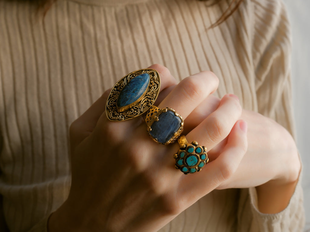 Anillo antiguo de Paquistán hecho a mano con plata , baño de oro mateado y 9 turquesas. Tamaño 11 Peso 10 g. Old ring from Pakistan with turquoise. Lula Máiz