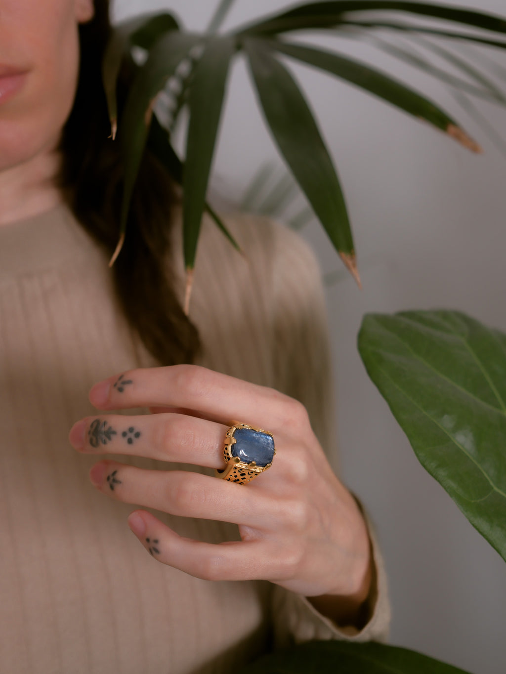 Anillo artesanal hecho a mano con plata de ley, baño de oro mateado y cabujón de cianita. Tamaño 15 Peso 17 g. Handcrafted ring with kyanite. Lula Máiz