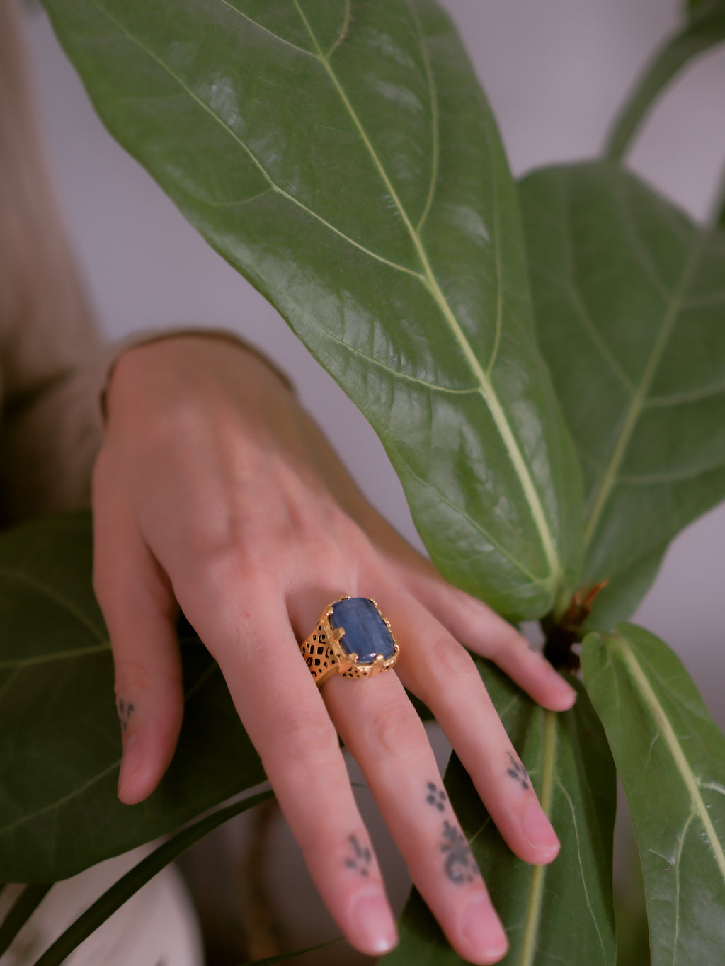 Anillo artesanal hecho a mano con plata de ley, baño de oro mateado y cabujón de cianita. Tamaño 15 Peso 17 g. Handcrafted ring with kyanite. Lula Máiz