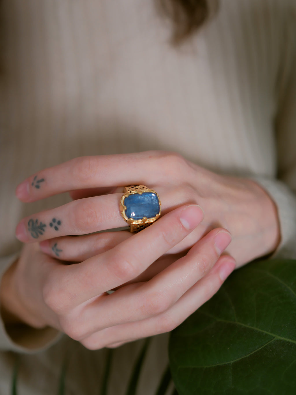 Anillo artesanal hecho a mano con plata de ley, baño de oro mateado y cabujón de cianita. Tamaño 15 Peso 17 g. Handcrafted ring with kyanite. Lula Máiz