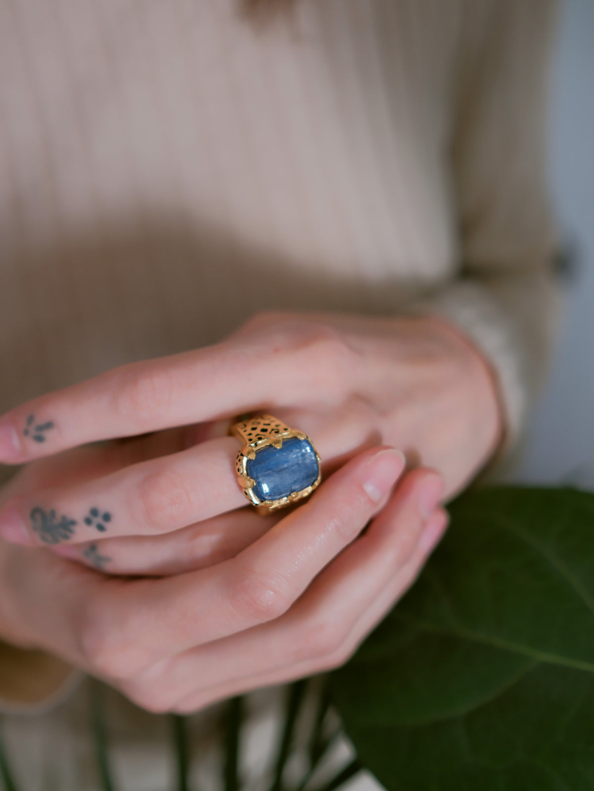 Anillo artesanal hecho a mano con plata de ley, baño de oro mateado y cabujón de cianita. Tamaño 15 Peso 17 g. Handcrafted ring with kyanite. Lula Máiz