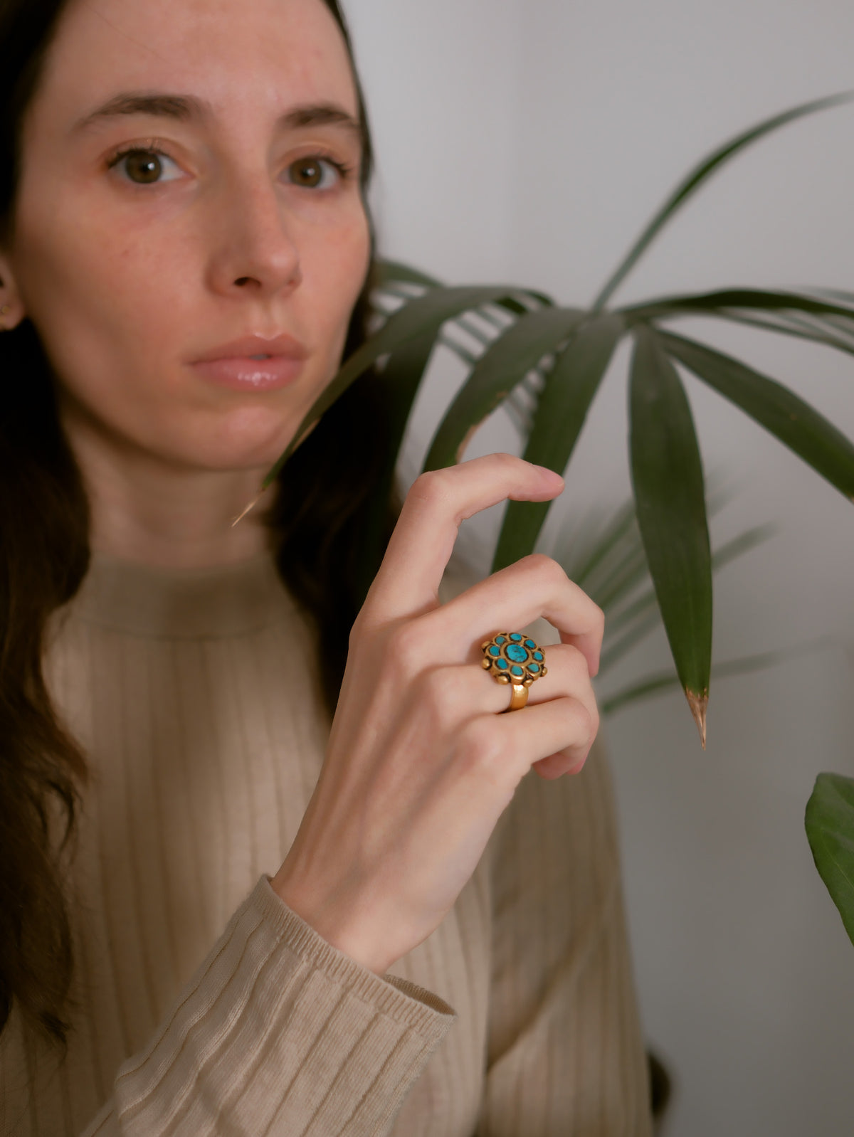 Anillo antiguo de Paquistán hecho a mano con plata , baño de oro mateado y 9 turquesas. Tamaño 11 Peso 10 g. Old ring from Pakistan with turquoise. Lula Máiz