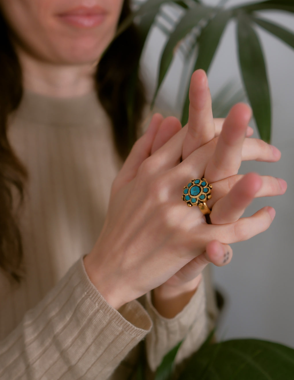 Anillo antiguo de Paquistán hecho a mano con plata , baño de oro mateado y 9 turquesas. Tamaño 11 Peso 10 g. Old ring from Pakistan with turquoise. Lula Máiz