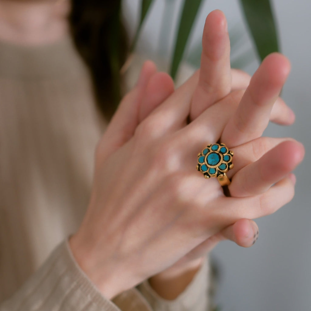 Anillo antiguo de Paquistán hecho a mano con plata , baño de oro mateado y 9 turquesas. Tamaño 11 Peso 10 g. Old ring from Pakistan with turquoise. Lula Máiz