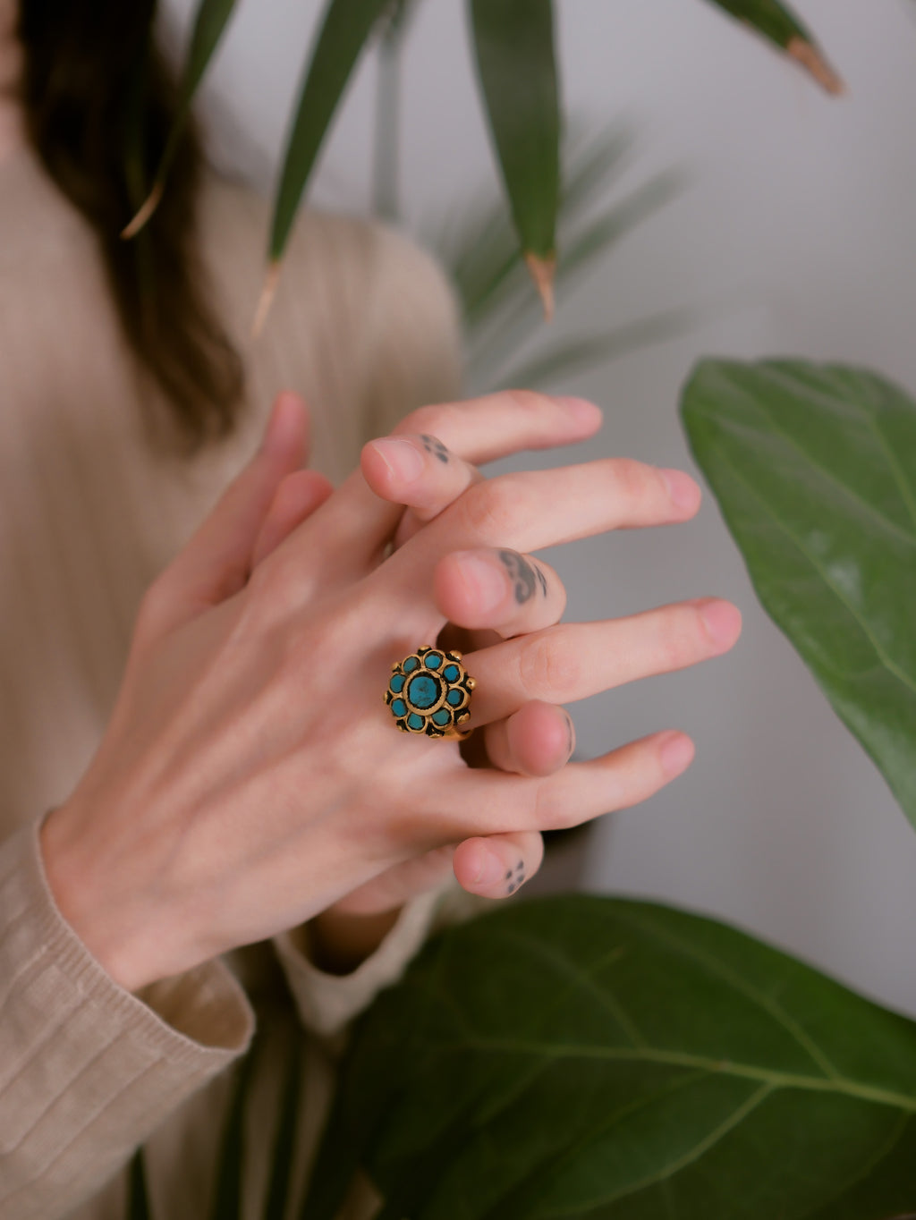 Anillo antiguo de Paquistán hecho a mano con plata , baño de oro mateado y 9 turquesas. Tamaño 11 Peso 10 g. Old ring from Pakistan with turquoise. Lula Máiz