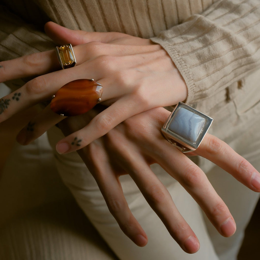 Anillo artesanal, de diseño contemporáneo , hecho a mano con plata de ley y ágata de lazo azul. Tamaño 19 Peso 39 g  XL silver ring with blue lace agate. Lula Máiz