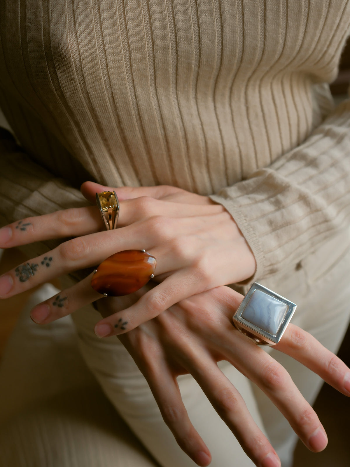 Anillo artesanal de diseño contemporáneo hecho a mano con plata de ley, oro y topacio amarillo facetado. Tamaño 19 Peso 15 g. Hand made silver and gold ring with golden topaz. Lula Máiz