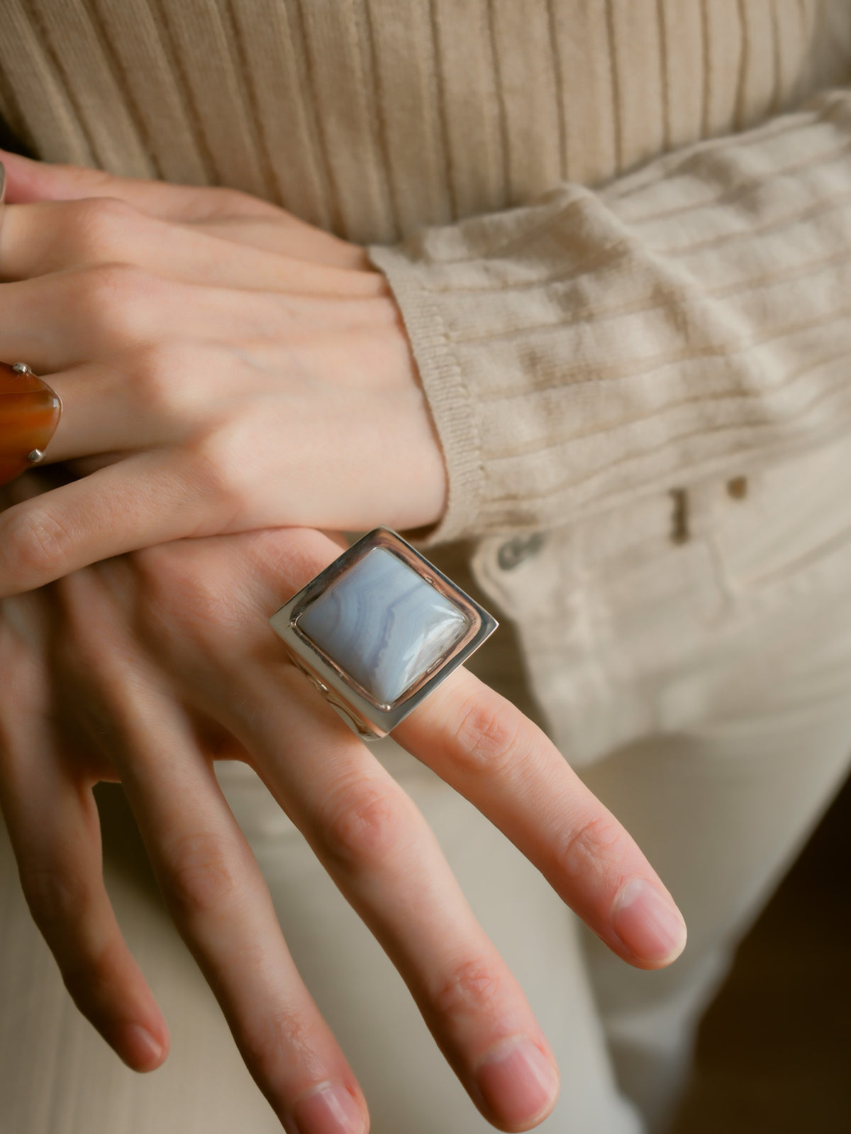 Anillo cuadrado con ágata de lazo azul