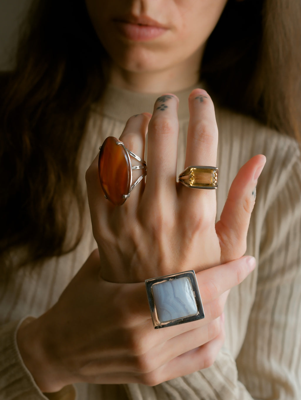 Anillo artesanal hecho a mano con plata de ley y ágata carneola. Tamaño 13 Peso 16 g. Handcrafted silver ring with carnelian agate. Lula Máiz