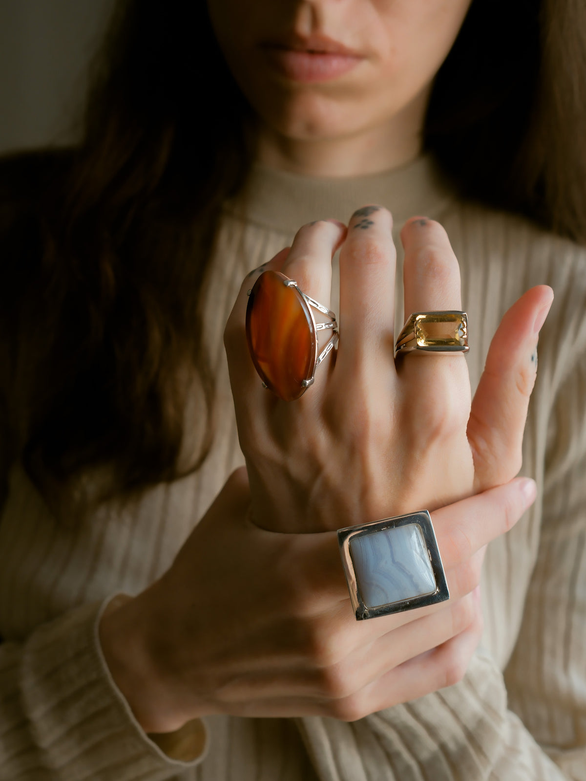 Anillo artesanal hecho a mano con plata de ley y ágata carneola. Tamaño 13 Peso 16 g. Handcrafted silver ring with carnelian agate. Lula Máiz