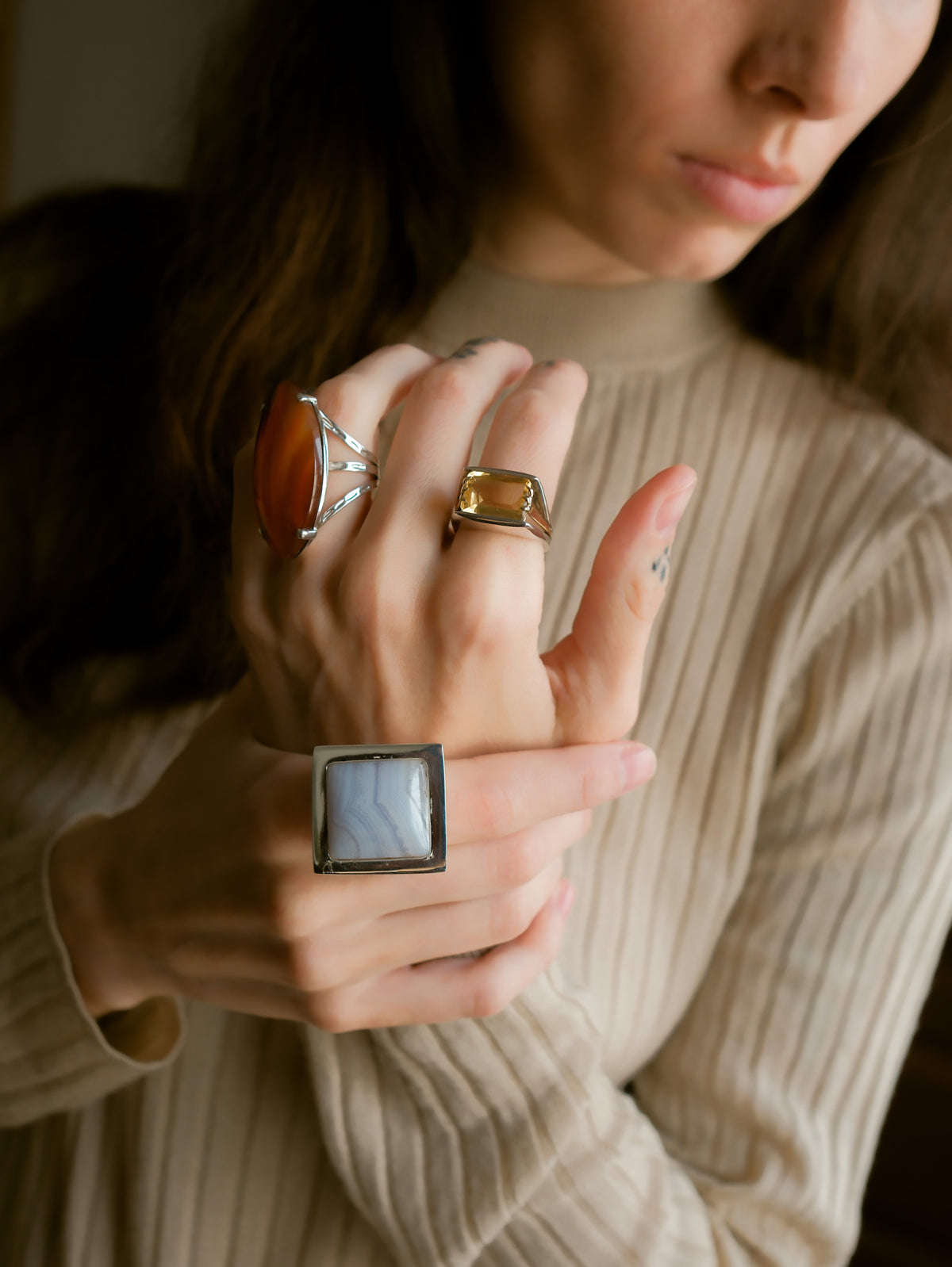 Anillo artesanal, de diseño contemporáneo , hecho a mano con plata de ley y ágata de lazo azul. Tamaño 19 Peso 39 g  XL silver ring with blue lace agate. Lula Máiz