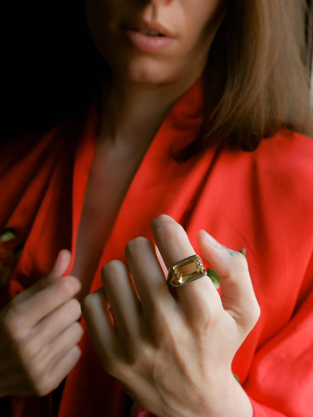 Anillo artesanal de diseño contemporáneo hecho a mano con plata de ley, oro y topacio amarillo facetado. Tamaño 19 Peso 15 g. Hand made silver and gold ring with golden topaz. Lula Máiz