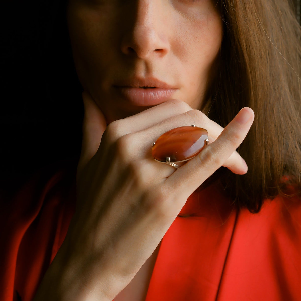 Anillo artesanal hecho a mano con plata de ley y ágata carneola. Tamaño 13 Peso 16 g. Handcrafted silver ring with carnelian agate. Lula Máiz