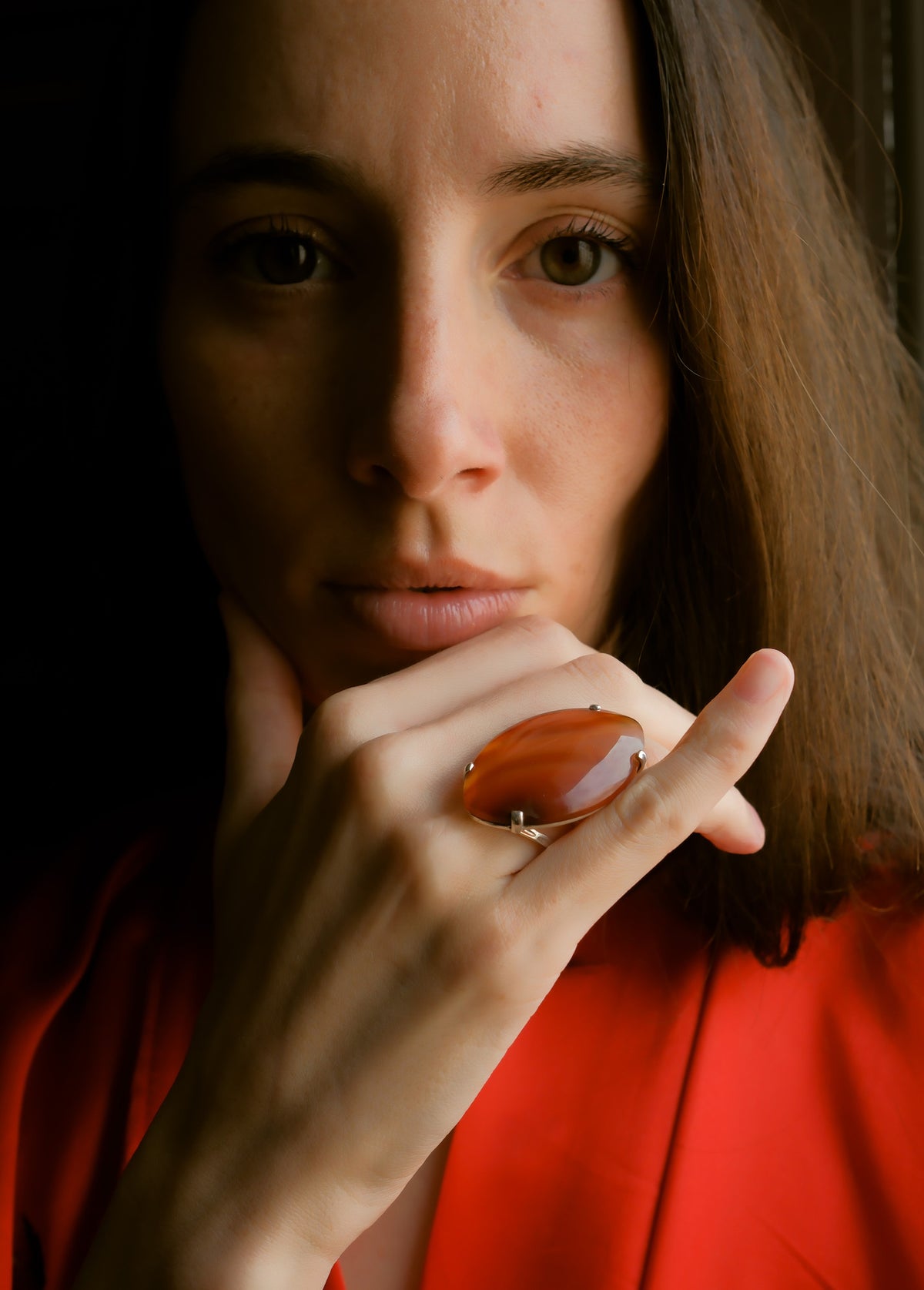 Anillo artesanal hecho a mano con plata de ley y ágata carneola. Tamaño 13 Peso 16 g. Handcrafted silver ring with carnelian agate. Lula Máiz