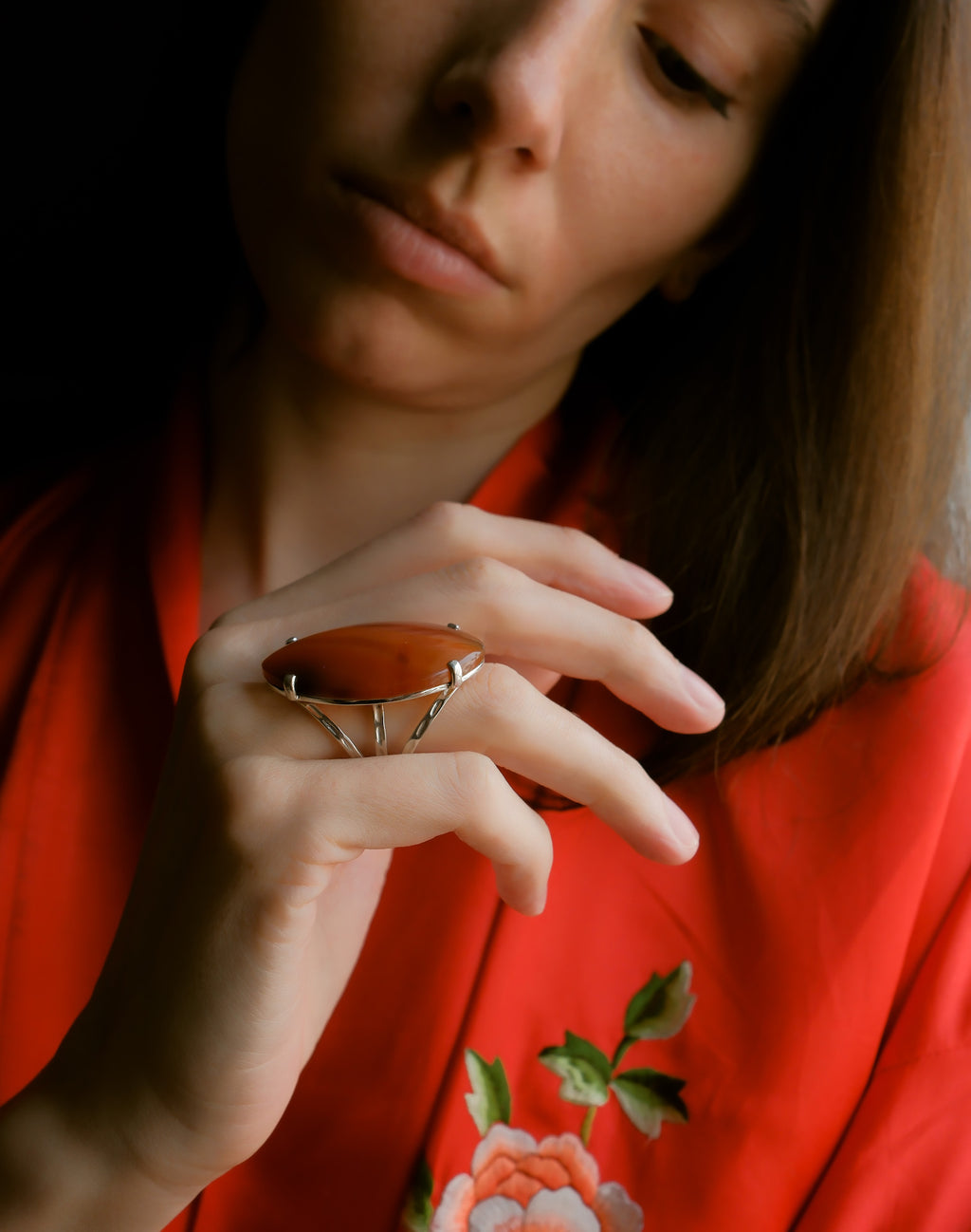 Anillo artesanal hecho a mano con plata de ley y ágata carneola. Tamaño 13 Peso 16 g. Handcrafted silver ring with carnelian agate. Lula Máiz