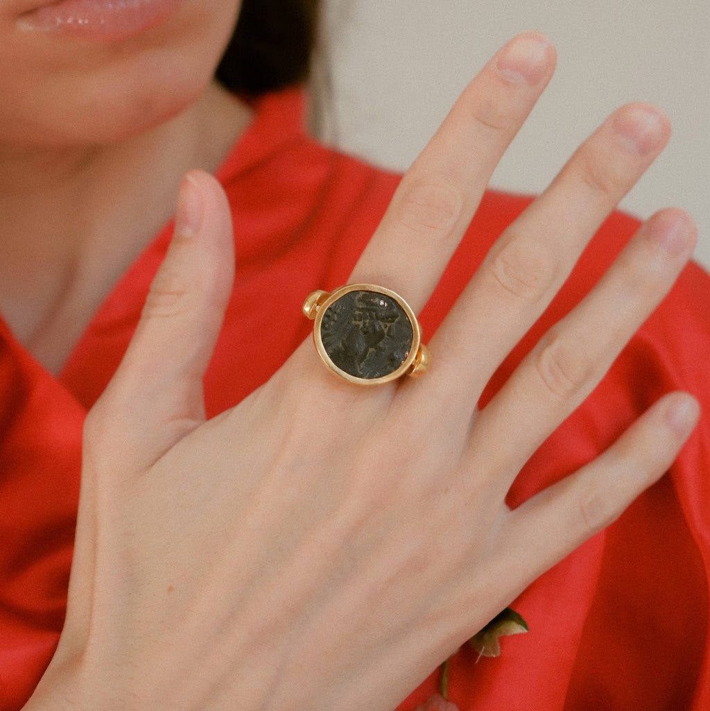 Anillo artesanal hecho a mano con plata de ley, baño de oro mateado y antigua moneda. El anillo es giratorio para poder ver ambos lados de la moneda. Tamaño 20 Peso24 g. Medidas moneda 2 cm x 2 cm Spinning silver ring with old coin. Lula Máiz