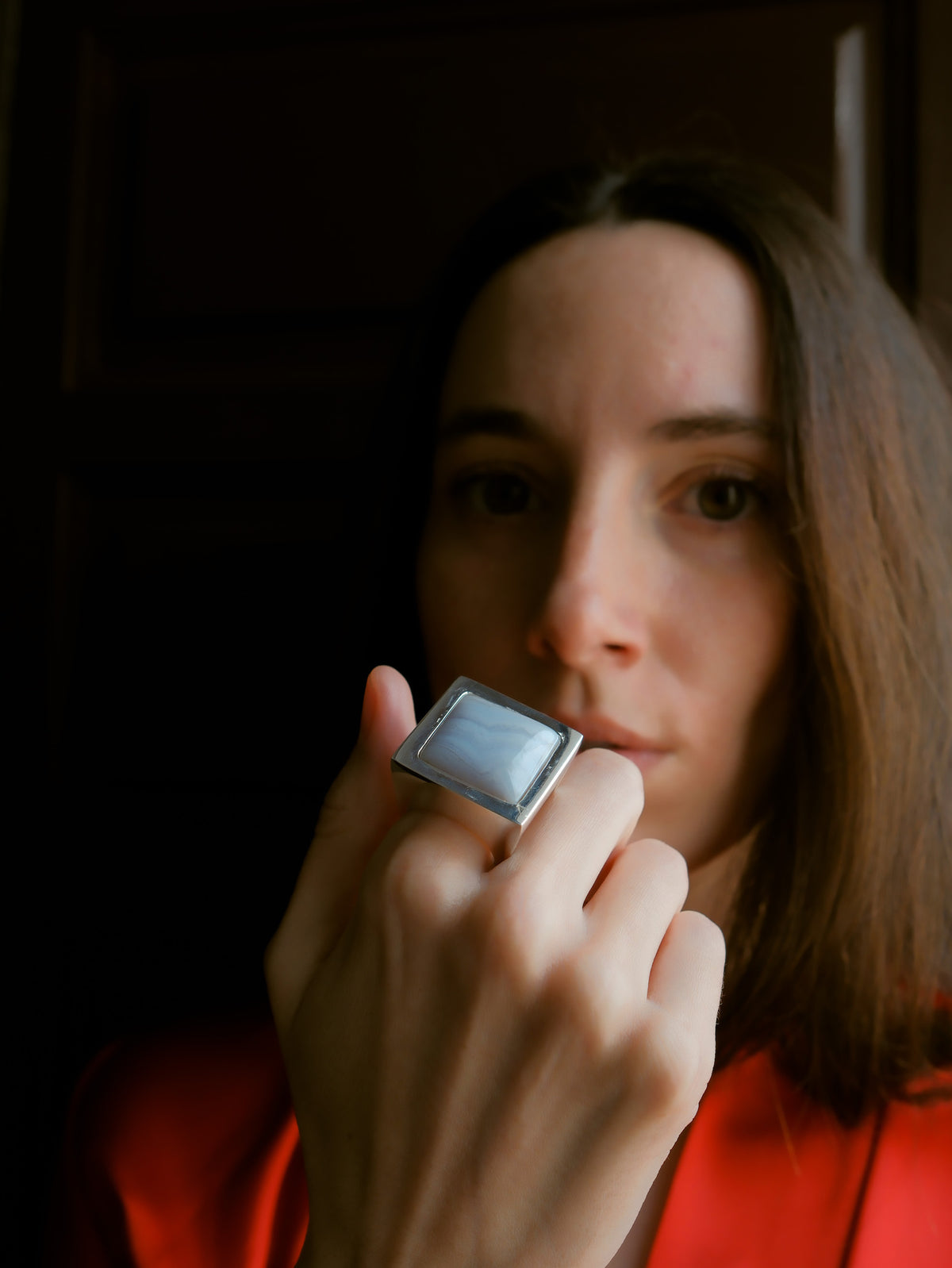 Anillo artesanal, de diseño contemporáneo , hecho a mano con plata de ley y ágata de lazo azul. Tamaño 19 Peso 39 g  XL silver ring with blue lace agate. Lula Máiz