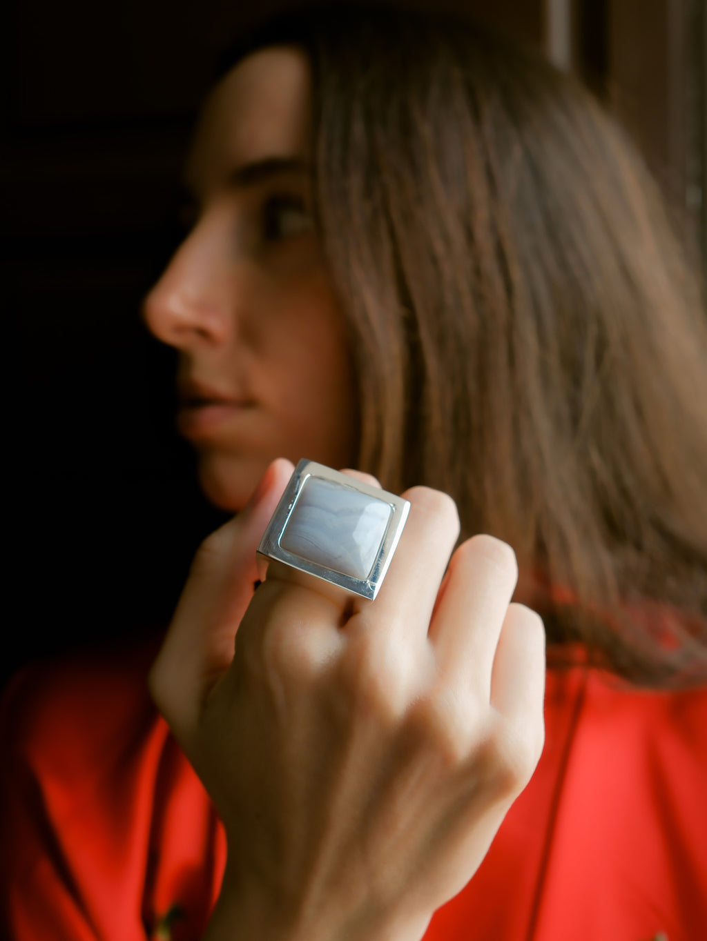 Anillo artesanal, de diseño contemporáneo , hecho a mano con plata de ley y ágata de lazo azul. Tamaño 19 Peso 39 g  XL silver ring with blue lace agate. Lula Máiz