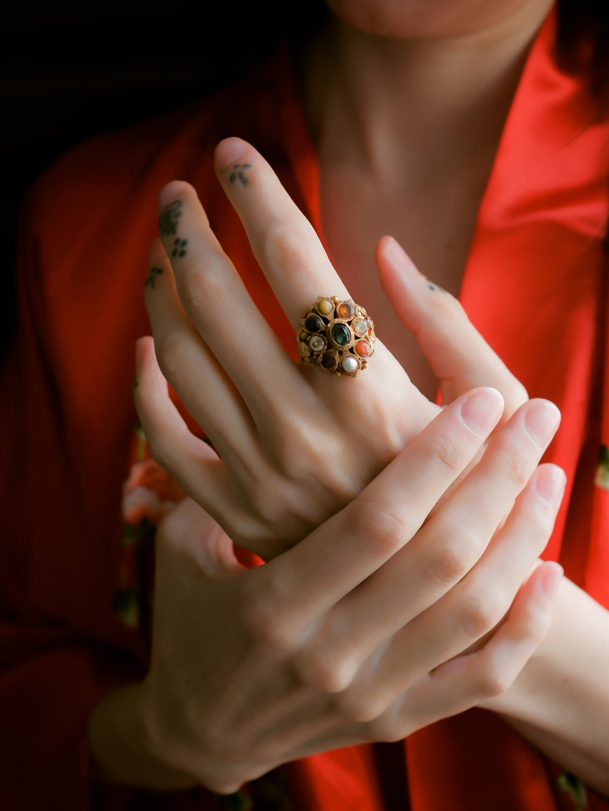 Anillo artesanal hecho a mano con oro y 9 gemas que para la astrología védica tienen poderes astrológicos. Cada piedra representa a un planeta y los hindúes consideran que este tipo de anillos tienen propiedades terapéuticas y medicinales. Tamaño 16 Medidas 25 mm x 20 mm Peso 6 g.Gold ring with 9 gems. 9 planets ring. Lula Máiz