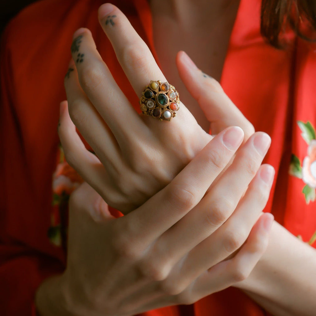 Anillo artesanal hecho a mano con oro y 9 gemas que para la astrología védica tienen poderes astrológicos. Cada piedra representa a un planeta y los hindúes consideran que este tipo de anillos tienen propiedades terapéuticas y medicinales. Tamaño 16 Medidas 25 mm x 20 mm Peso 6 g.Gold ring with 9 gems. 9 planets ring. Lula Máiz