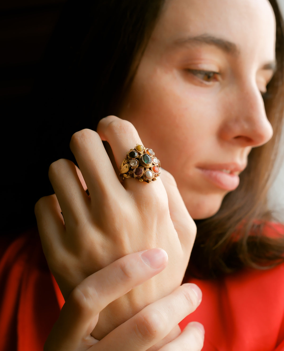 Anillo artesanal hecho a mano con oro y 9 gemas que para la astrología védica tienen poderes astrológicos. Cada piedra representa a un planeta y los hindúes consideran que este tipo de anillos tienen propiedades terapéuticas y medicinales. Tamaño 16 Medidas 25 mm x 20 mm Peso 6 g.Gold ring with 9 gems. 9 planets ring. Lula Máiz