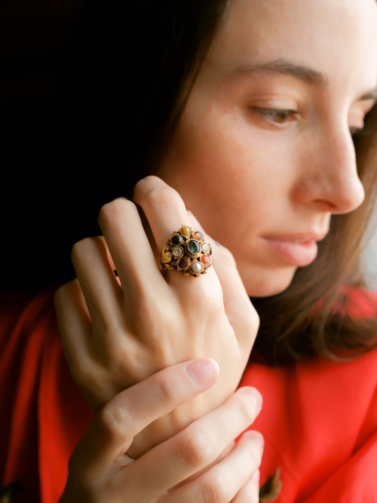 Anillo artesanal hecho a mano con oro y 9 gemas que para la astrología védica tienen poderes astrológicos. Cada piedra representa a un planeta y los hindúes consideran que este tipo de anillos tienen propiedades terapéuticas y medicinales. Tamaño 16 Medidas 25 mm x 20 mm Peso 6 g.Gold ring with 9 gems. 9 planets ring. Lula Máiz