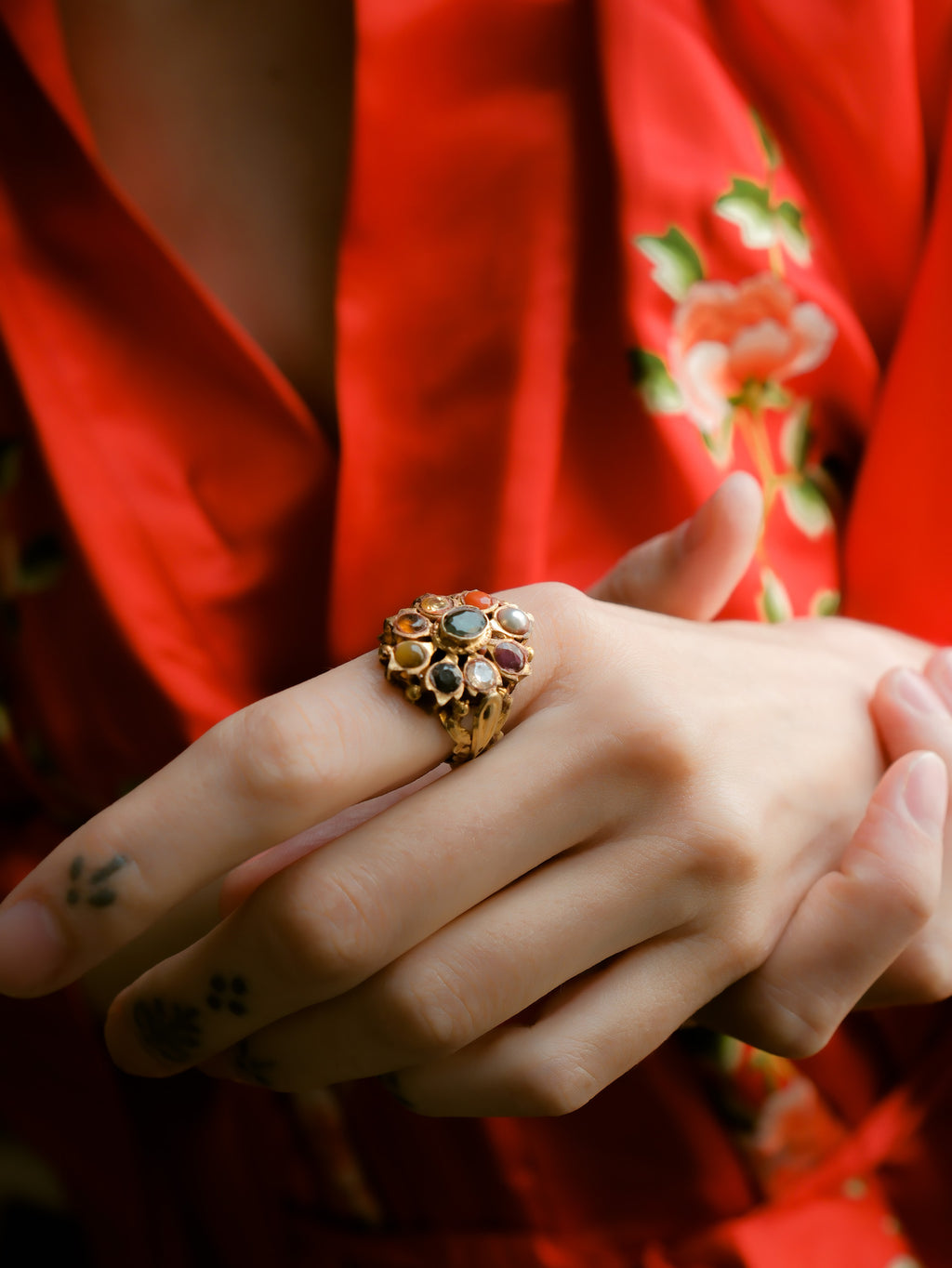 Anillo artesanal hecho a mano con oro y 9 gemas que para la astrología védica tienen poderes astrológicos. Cada piedra representa a un planeta y los hindúes consideran que este tipo de anillos tienen propiedades terapéuticas y medicinales. Tamaño 16 Medidas 25 mm x 20 mm Peso 6 g.Gold ring with 9 gems. 9 planets ring. Lula Máiz