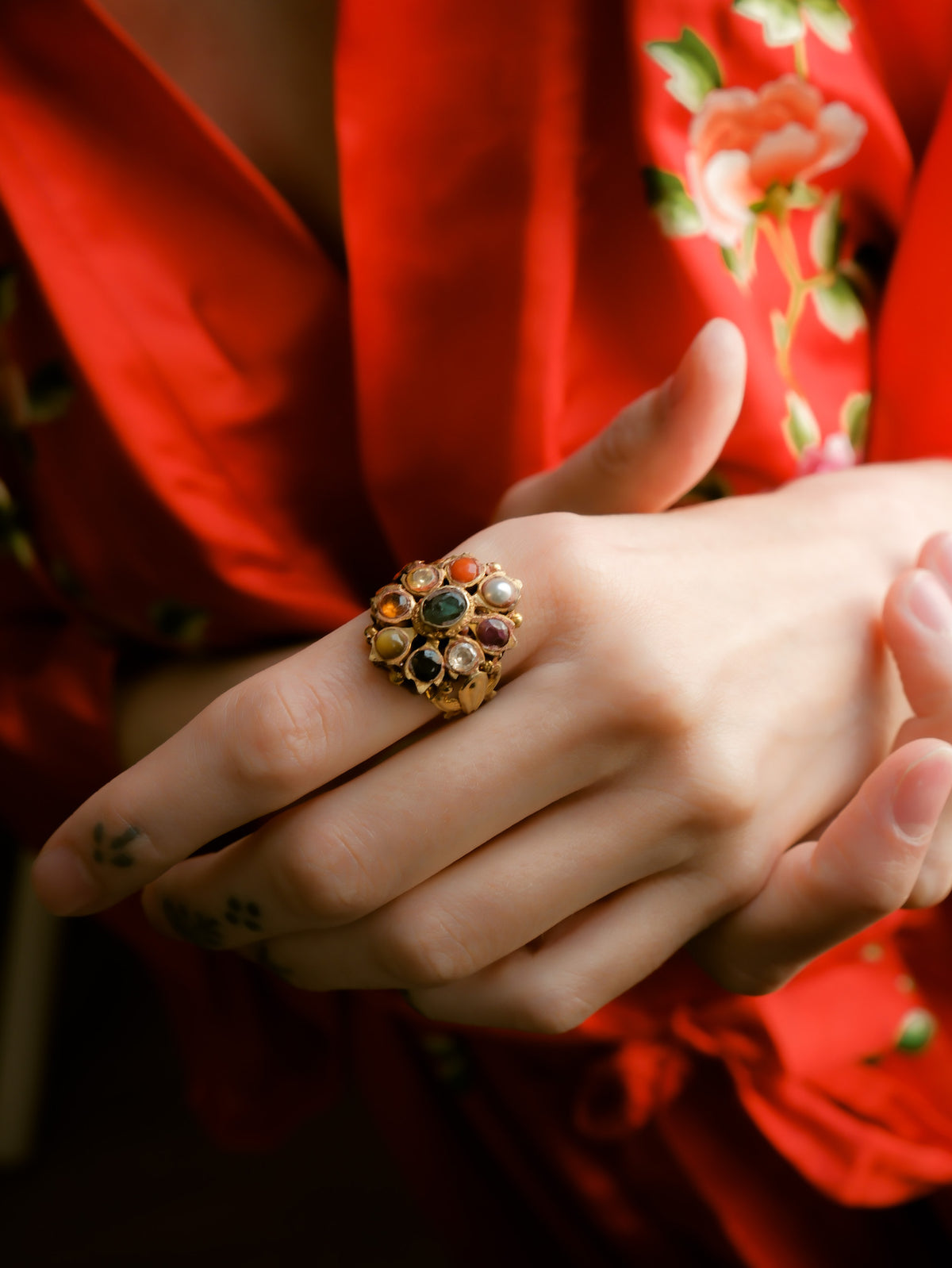 Anillo artesanal hecho a mano con oro y 9 gemas que para la astrología védica tienen poderes astrológicos. Cada piedra representa a un planeta y los hindúes consideran que este tipo de anillos tienen propiedades terapéuticas y medicinales. Tamaño 16 Medidas 25 mm x 20 mm Peso 6 g.Gold ring with 9 gems. 9 planets ring. Lula Máiz