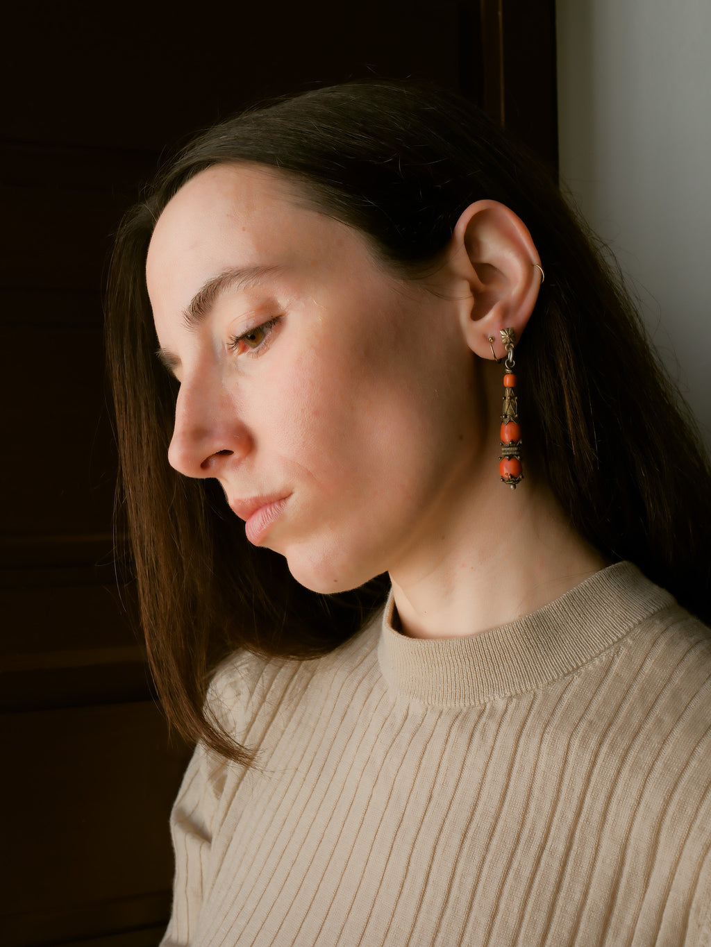 Pendientes antiguos de Mongolia hechos a mano con plata dorada y corales. El top es contemporáneo de plata de ley dorada con sistema de presión con mariposa. Longitud 6´5 cm Peso 13´5 g Old coral earrings from Mongolia. Lula Máiz