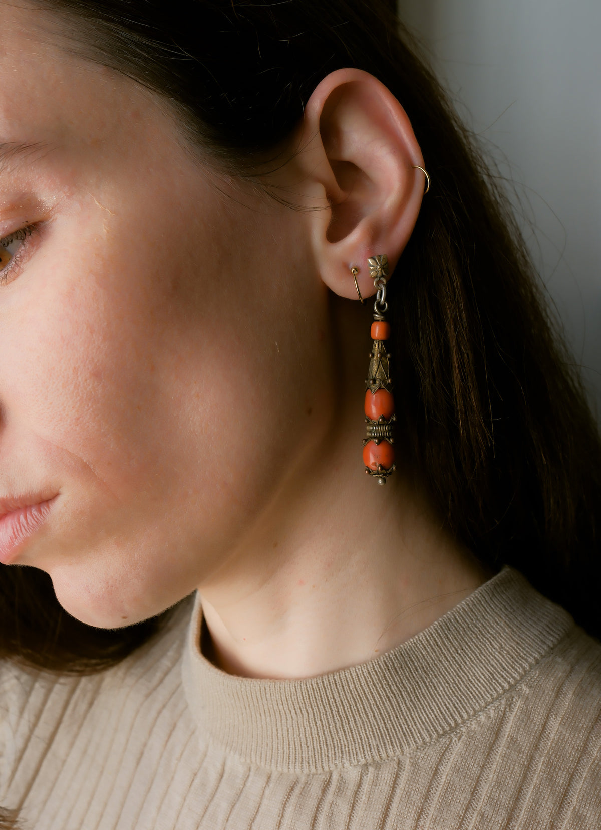 Pendientes antiguos de Mongolia hechos a mano con plata dorada y corales. El top es contemporáneo de plata de ley dorada con sistema de presión con mariposa. Longitud 6´5 cm Peso 13´5 g Old coral earrings from Mongolia. Lula Máiz