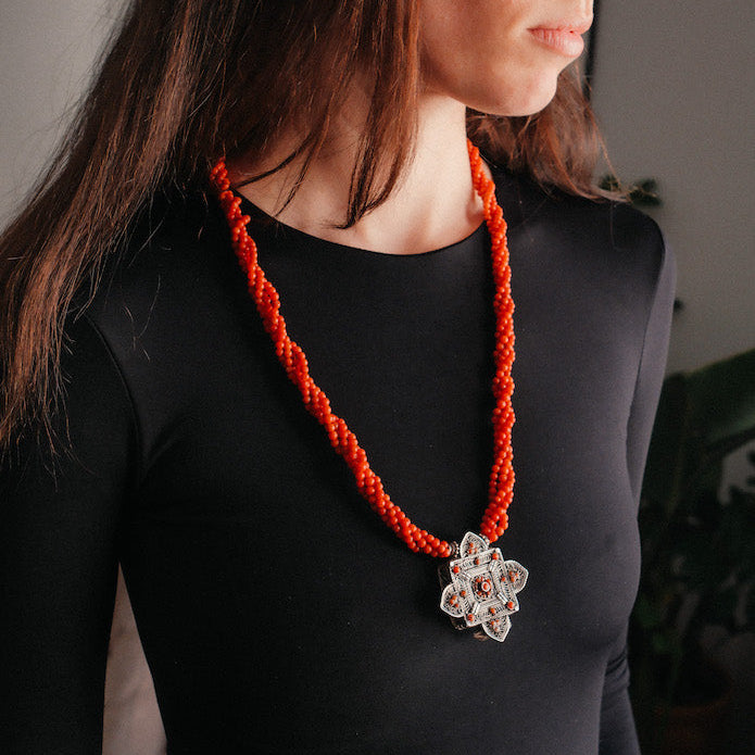 Collar con ghau ,colgante caja amuleto de plata y coral tibetano, engarzado con cuatro vueltas de coral rojo y cuentas de plata de ley. El cierre es también de plata y coral. Longitud 75 cm ( puede ajustarse enrollando las vueltas de coral en mayor o menor grado) Peso 100 g. One of a kind necklace by Lula M