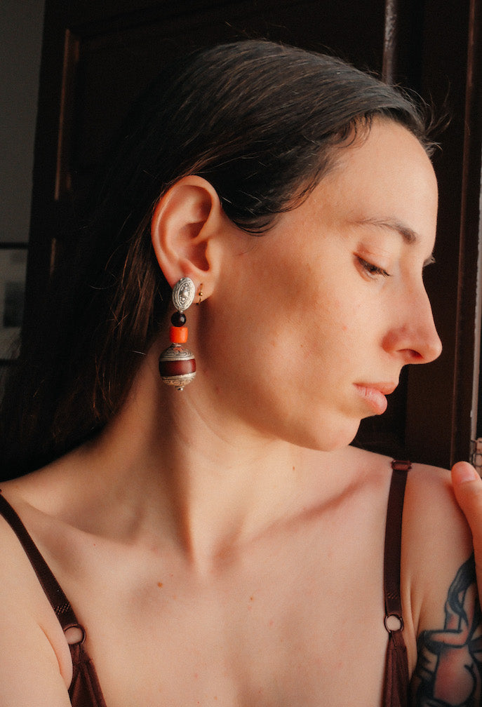 Pendientes artesanales hechos a mano con cuentas de Nepal de resina y plata, granates y madrépora. Los tops son contemporáneos, de plata de ley y sistema de presión con mariposa. Longitud 5´5 cm Peso 16 g. Ethnic earrings with nepali resin beads, garnet and silver top. Lula Máiz