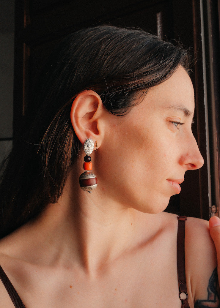 Pendientes artesanales hechos a mano con cuentas de Nepal de resina y plata, granates y madrépora. Los tops son contemporáneos, de plata de ley y sistema de presión con mariposa. Longitud 5´5 cm Peso 16 g. Ethnic earrings with nepali resin beads, garnet and silver top. Lula Máiz