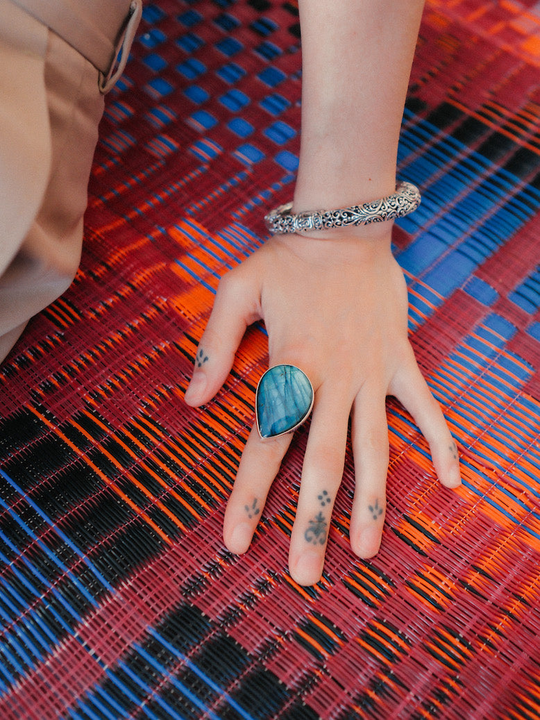 Anillo artesanal hecho a mano con plata de ley y gran cabujón de labradorita. Tamaño 18 Peso 21 g. XL silver ring with labradorite cabochon. Lula Máiz
