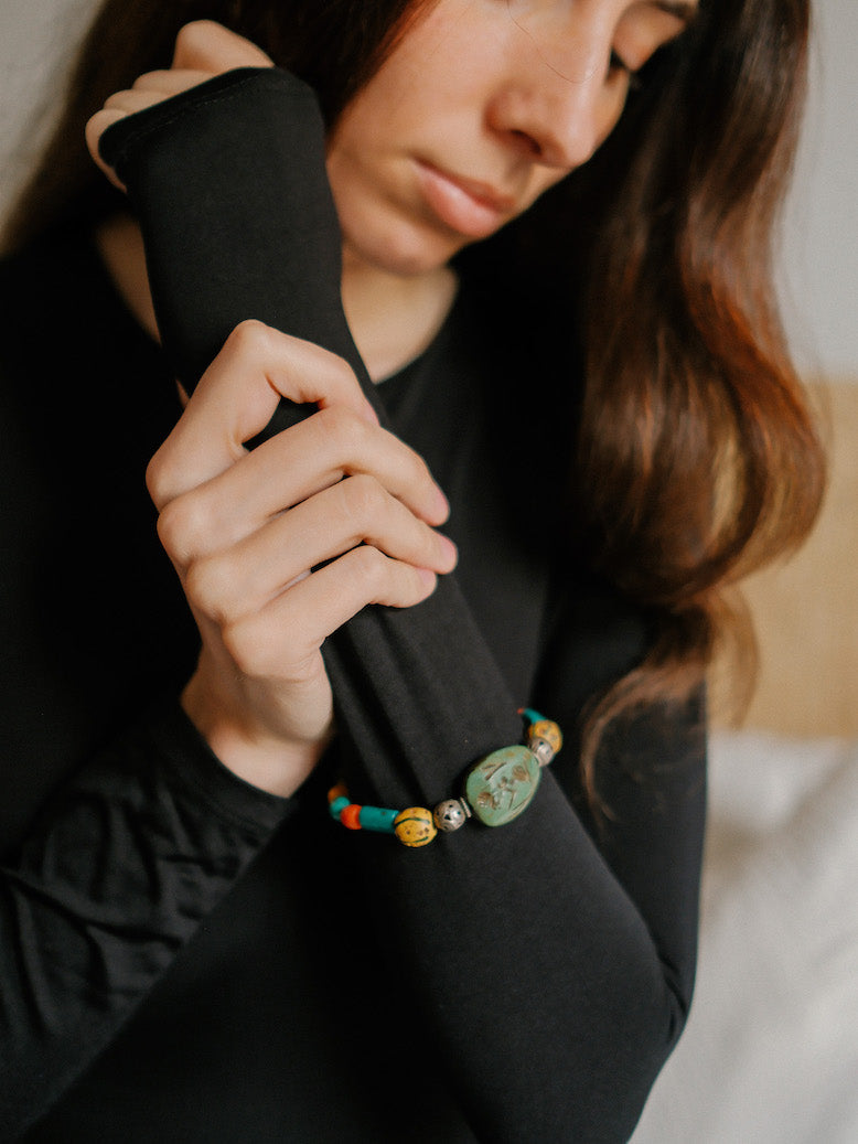 Pulsera con turquesa tibetana con figura antropomorfica tallada, combinada con antiguas cuentas de vidrio de Murano, coral, turquesa, ámbar y cuentas de plata antigua de Paquistán. El cierre es contemporáneo, de plata de ley. Longitud 19 cm Peso 28 gr One of a kind bracelet by Lula Maiz