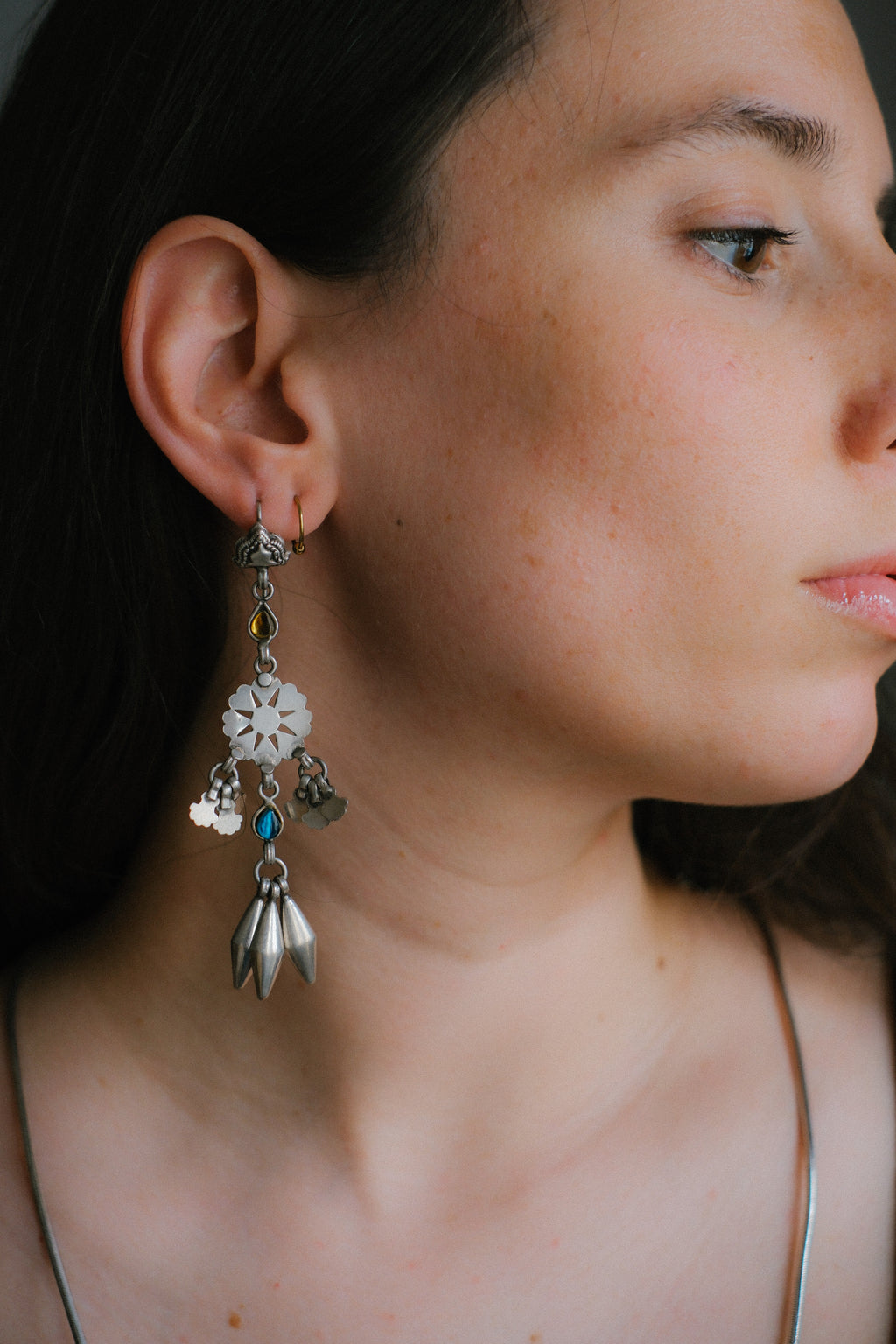 Pendientes artesanales hechos a mano con plata y vidrio.  Longitud 9´5  cm Peso 17 g. Silver earrings. Long ethnic silver earrings. Lula Máiz