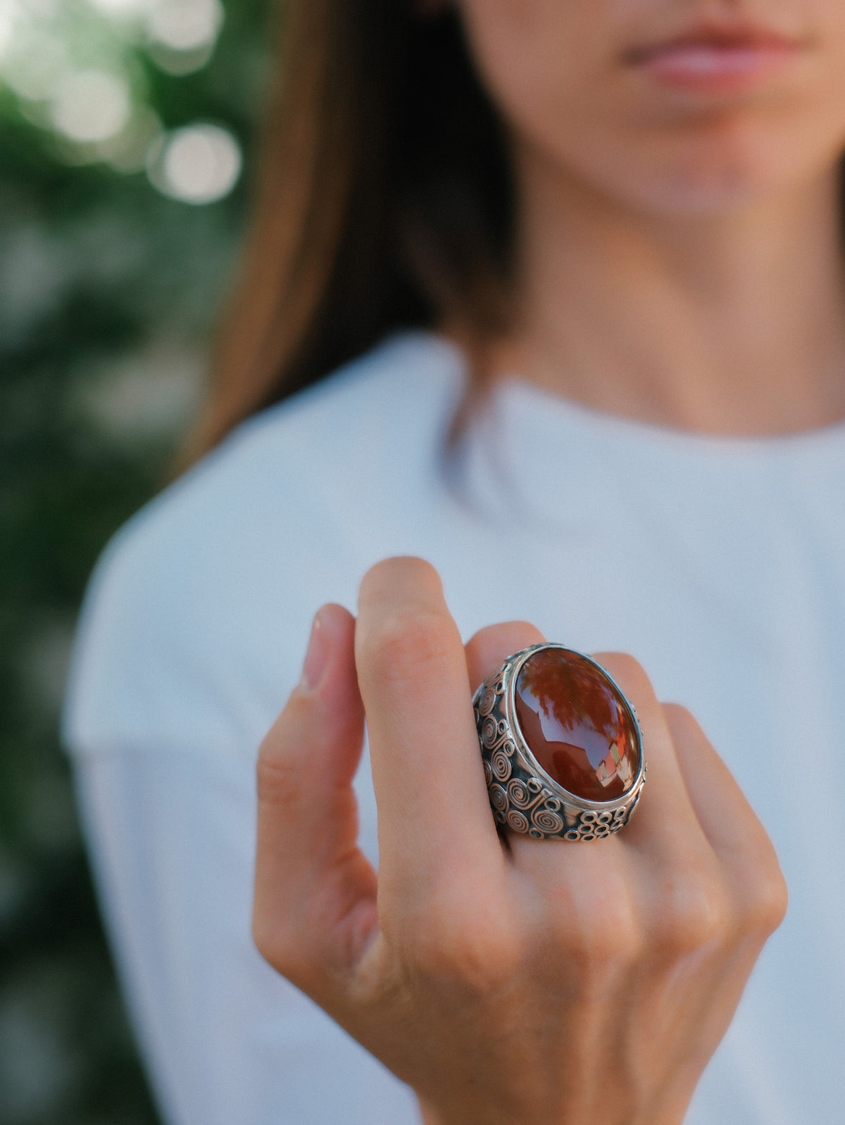 Anillo artesanal XL hecho a mano con plata de ley y gran cabujón de ágata cornalina. Tamaño 20 Peso 34 g Hand made ring with carnelian cabochon. Lula Máiz