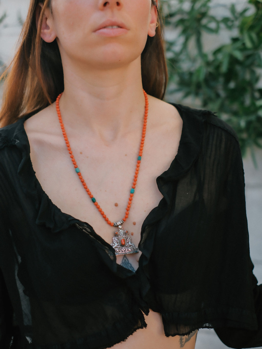 Collar con colgante tibetano de plata hecho a mano representando dos dragones, animal mitológico que para los budistas representa buena suerte, fuerza y salud. Combinado en esta pieza única de Lula Máiz con coral y turquesa. El cierre es de plata de ley. Longitud 60 cm Peso 32 g One of a kind by Lula Máiz