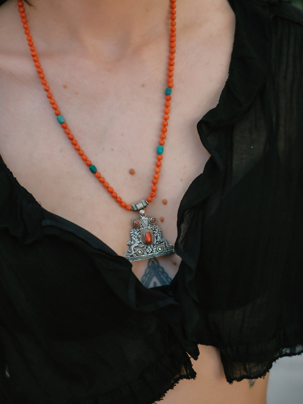 Collar con colgante tibetano de plata hecho a mano representando dos dragones, animal mitológico que para los budistas representa buena suerte, fuerza y salud. Combinado en esta pieza única de Lula Máiz con coral y turquesa. El cierre es de plata de ley. Longitud 60 cm Peso 32 g One of a kind by Lula Máiz