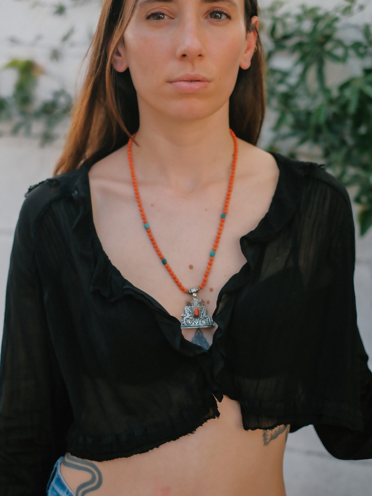 Collar con colgante tibetano de plata hecho a mano representando dos dragones, animal mitológico que para los budistas representa buena suerte, fuerza y salud. Combinado en esta pieza única de Lula Máiz con coral y turquesa. El cierre es de plata de ley. Longitud 60 cm Peso 32 g One of a kind by Lula Máiz