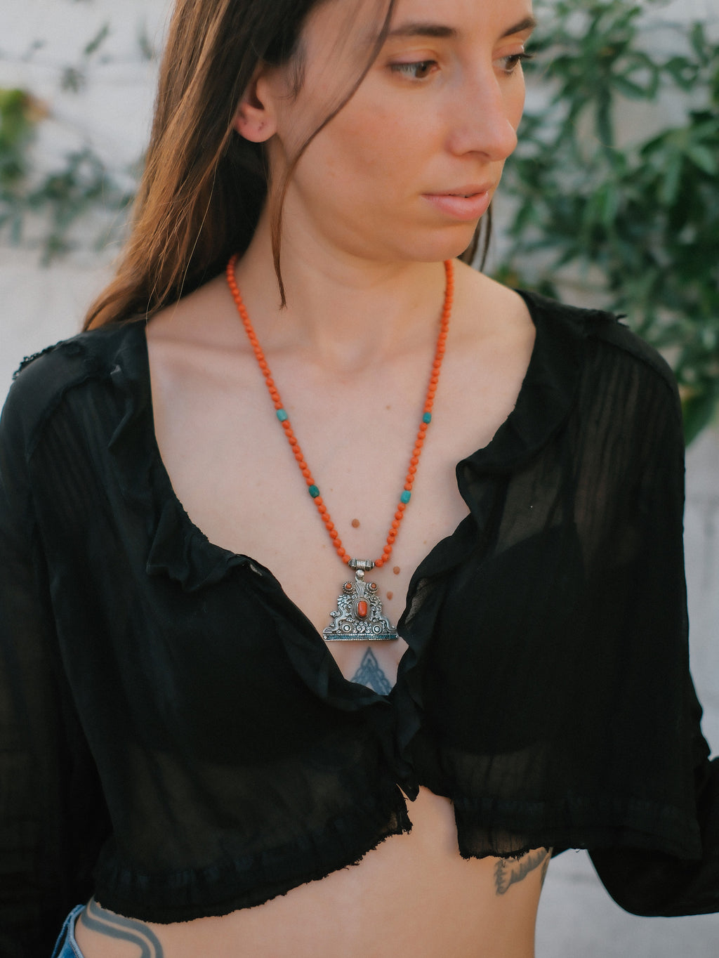 Collar con colgante tibetano de plata hecho a mano representando dos dragones, animal mitológico que para los budistas representa buena suerte, fuerza y salud. Combinado en esta pieza única de Lula Máiz con coral y turquesa. El cierre es de plata de ley. Longitud 60 cm Peso 32 g One of a kind by Lula Máiz