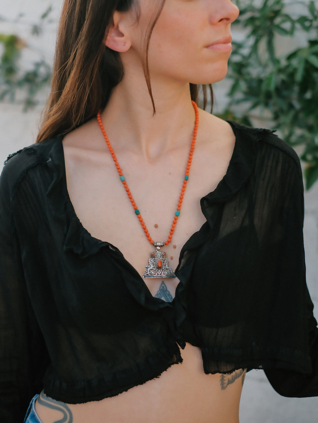Collar con colgante tibetano de plata hecho a mano representando dos dragones, animal mitológico que para los budistas representa buena suerte, fuerza y salud. Combinado en esta pieza única de Lula Máiz con coral y turquesa. El cierre es de plata de ley. Longitud 60 cm Peso 32 g One of a kind by Lula Máiz