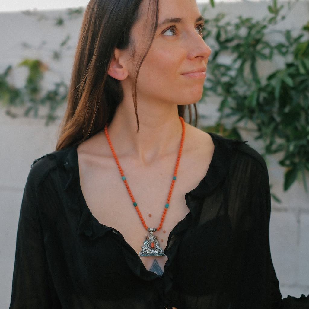 Collar con colgante tibetano de plata hecho a mano representando dos dragones, animal mitológico que para los budistas representa buena suerte, fuerza y salud. Combinado en esta pieza única de Lula Máiz con coral y turquesa. El cierre es de plata de ley. Longitud 60 cm Peso 32 g One of a kind by Lula Máiz