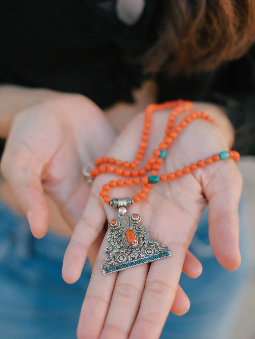 Collar con colgante tibetano de plata hecho a mano representando dos dragones, animal mitológico que para los budistas representa buena suerte, fuerza y salud. Combinado en esta pieza única de Lula Máiz con coral y turquesa. El cierre es de plata de ley. Longitud 60 cm Peso 32 g One of a kind by Lula Máiz