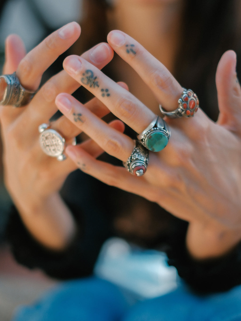 Anillo antiguo de Yemen, de la primera mitad del siglo XX, realizado artesanalmente con plata y vidrio. Tiene una patina extraordinaria. Tamaño 15 Peso 12 g Old ring from Yemen. Lula Máiz