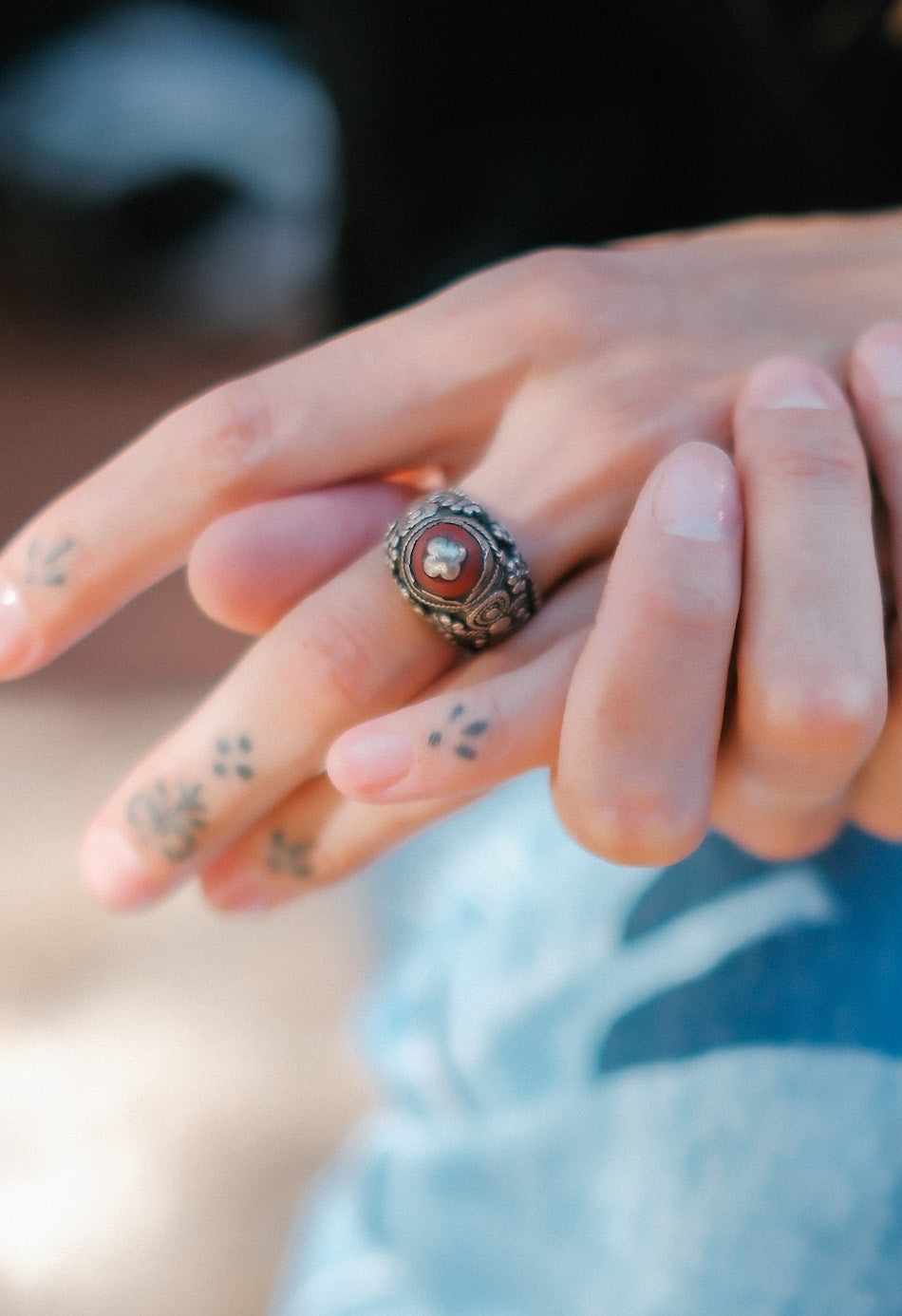 Anillo antiguo de Yemen, de la primera mitad del siglo XX, realizado artesanalmente con plata y vidrio. Tiene una patina extraordinaria. Tamaño 15 Peso 12 g Old ring from Yemen. Lula Máiz