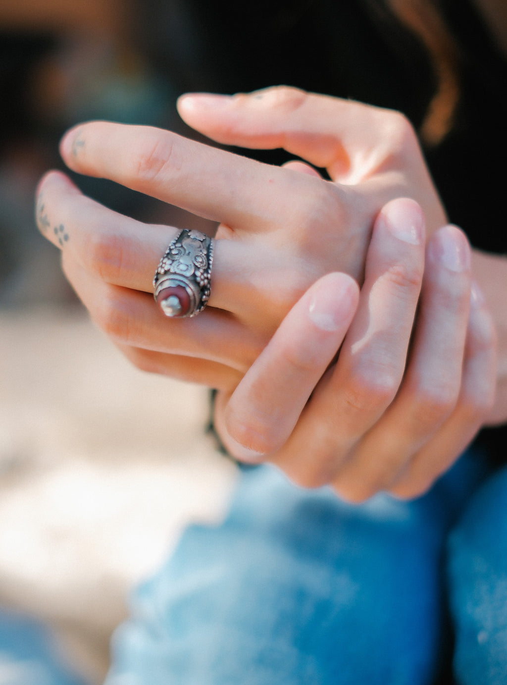 Anillo antiguo de Yemen, de la primera mitad del siglo XX, realizado artesanalmente con plata y vidrio. Tiene una patina extraordinaria. Tamaño 15 Peso 12 g Old ring from Yemen. Lula Máiz