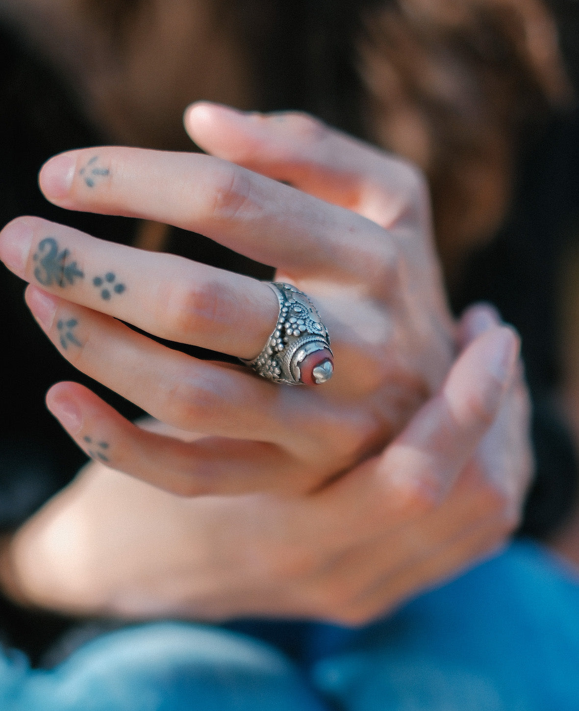 Anillo antiguo de Yemen, de la primera mitad del siglo XX, realizado artesanalmente con plata y vidrio. Tiene una patina extraordinaria. Tamaño 15 Peso 12 g Old ring from Yemen. Lula Máiz